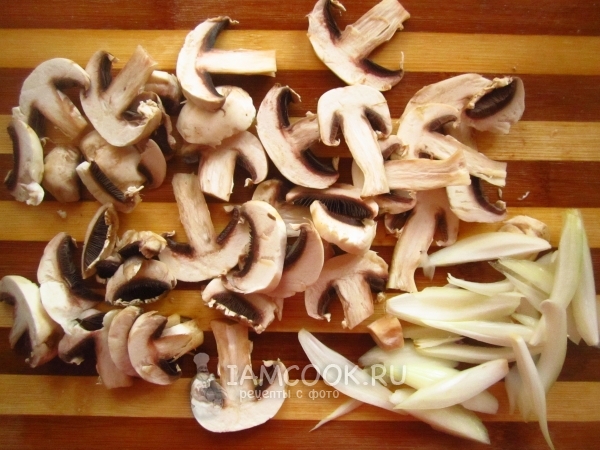 Порезать лук и грибы