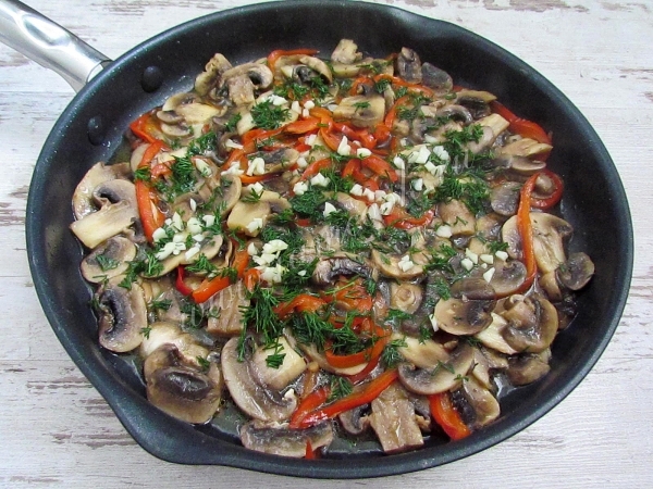 Обжарка грибов с овощами