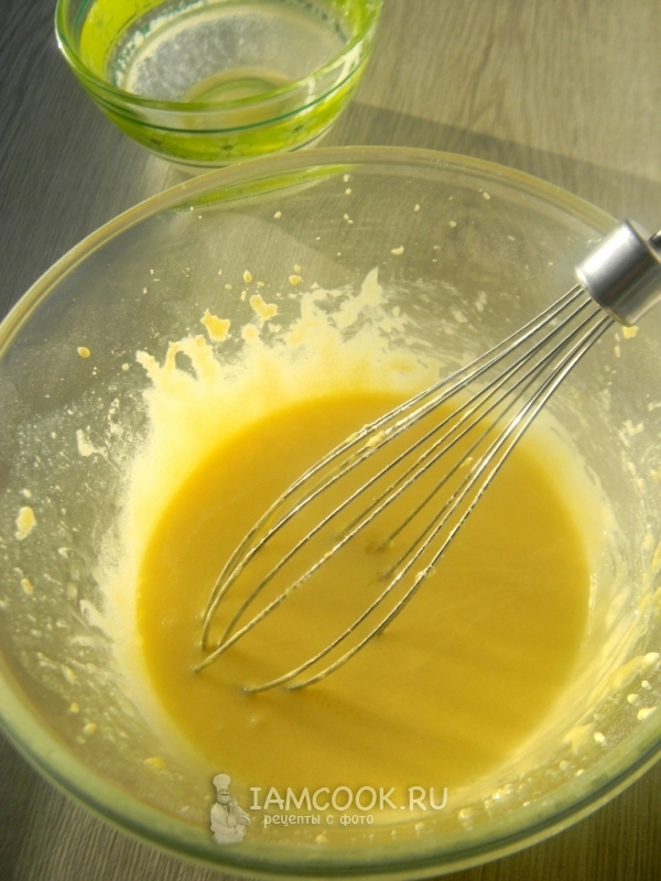 Размешать яично-маслянную смесь