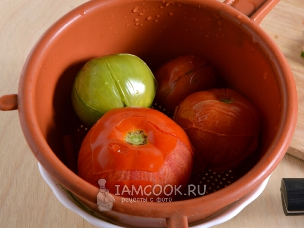 Облить помидоры холодной водой