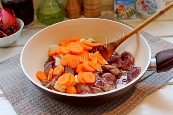 Обжарка печени с морковью и луком