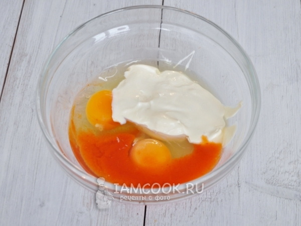 Смешать яйца со сливками и томатным соусом