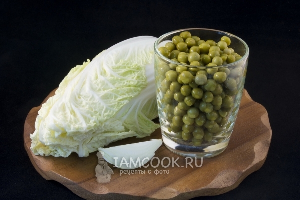 Ингредиенты для салата из пекинской капусты с консервированным горошком