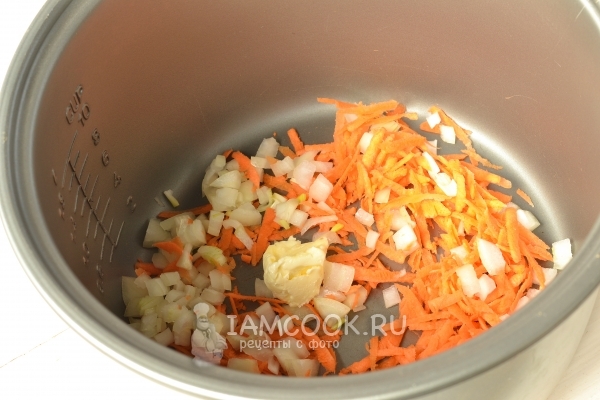 Поджарить лук с морковью