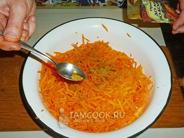 Посыпать морковь специями