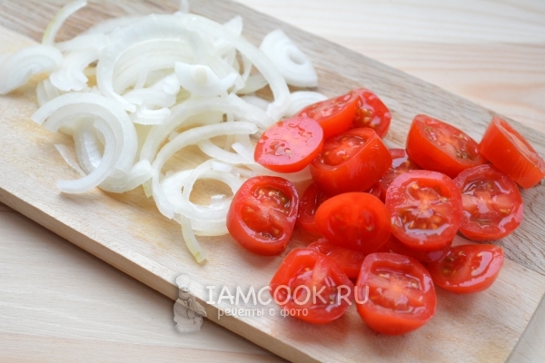 Порезать лук и помидоры