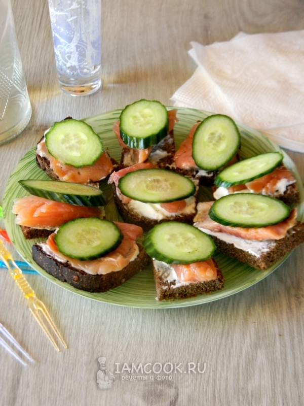 Фото бутербродов с красной рыбой и огурцом