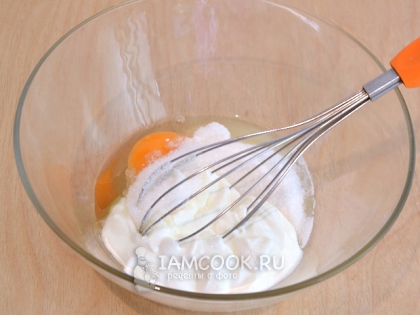 Соединить яйцо, сметану и сахар
