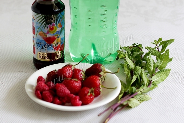 Ингредиенты для ягодного коктейля с мятой