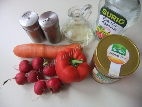 Ингредиенты для салата из моркови, редиса и паприки