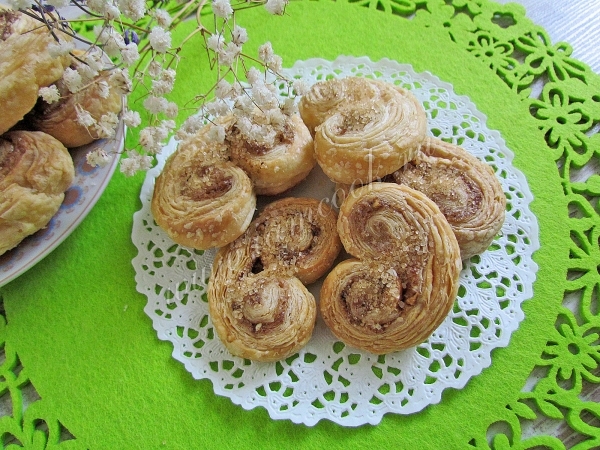 Печенье из слоеного теста с корицей и орехами