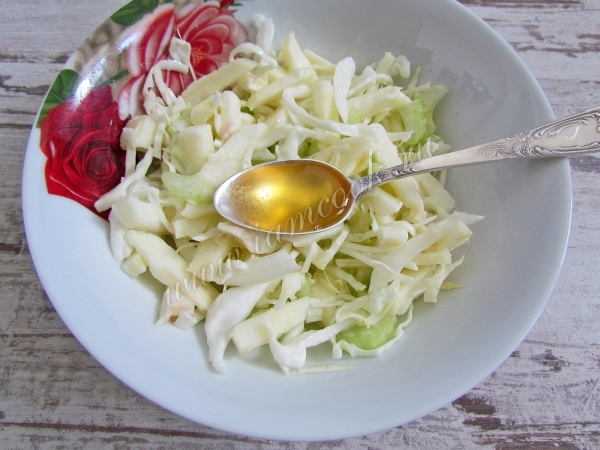 Готовим салат из сельдерея с яблоком