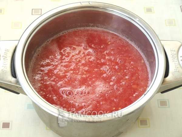 Нагреть помидорную массу