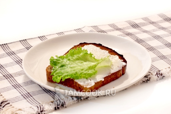 Смазать хлеб брынзой и положить лист салата