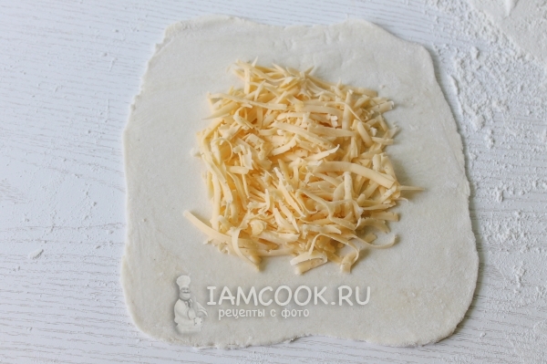 Положить на тесто сыр