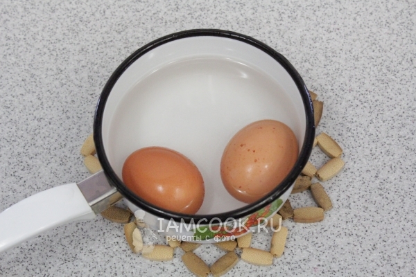 Отварить яйца