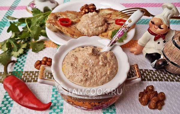 Фото грузинского соуса «Баже» с грецким орехом
