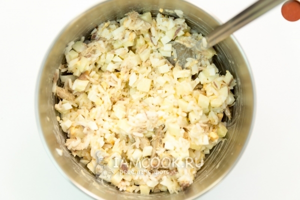 Рецепт салата из консервированной скумбрии
