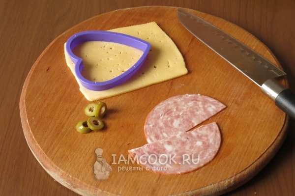 Порезать сыр, колбасу и оливки