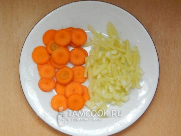 Порезать морковь и перец