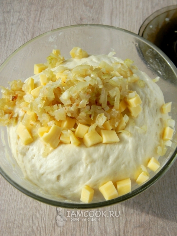 Положить в тесто сыр и лук