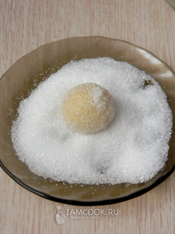 Обвалять шарик теста в сахаре