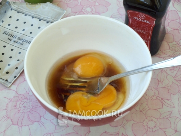 Соединить яйца с соевым соусом