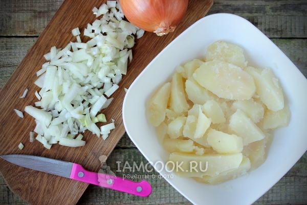 Порезать лук и отварить картофель