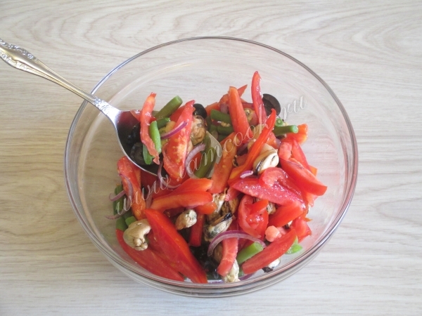 Заправляем салат с мидиями и помидорами