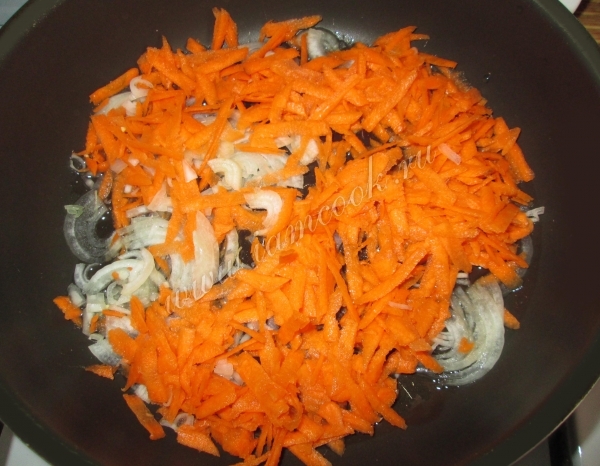 Морковь обжаренная с луком