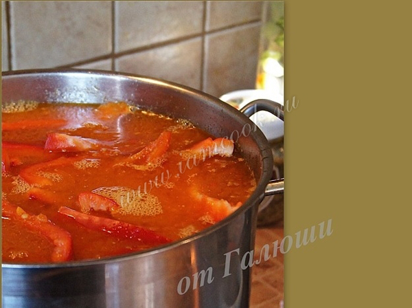 Перец и томатное пюре в кастрюле