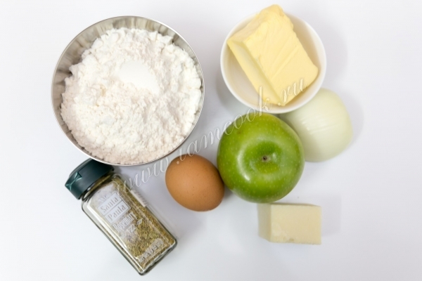 Ингредиенты для галеты с яблоком и луком