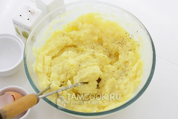 Пюрировать картофель и всыпать соль с перцем