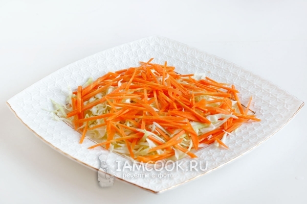 Выложить слой капусты и моркови