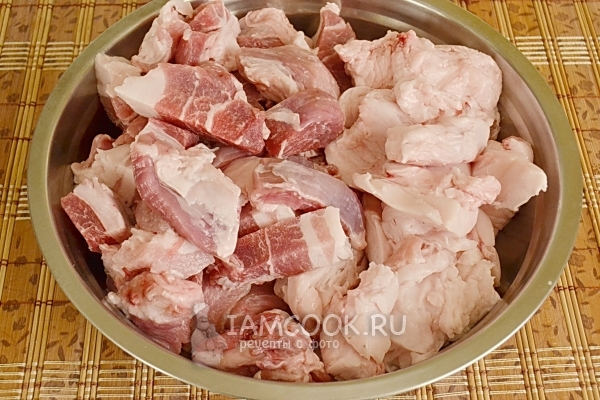 Порезать мясо с салом