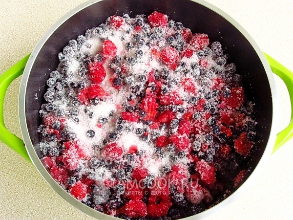 Перемешать ягоды с сахаром