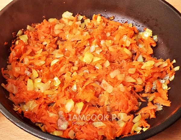 Морковь с луком на сковороде