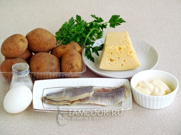 Ингредиенты для салата из сельди с картофелем, сыром и яйцами