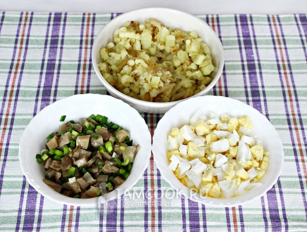 Подготовить три тарелочки с ингредиентами для салата