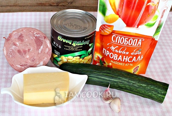 Ингредиенты для салата с ветчиной и кукурузой