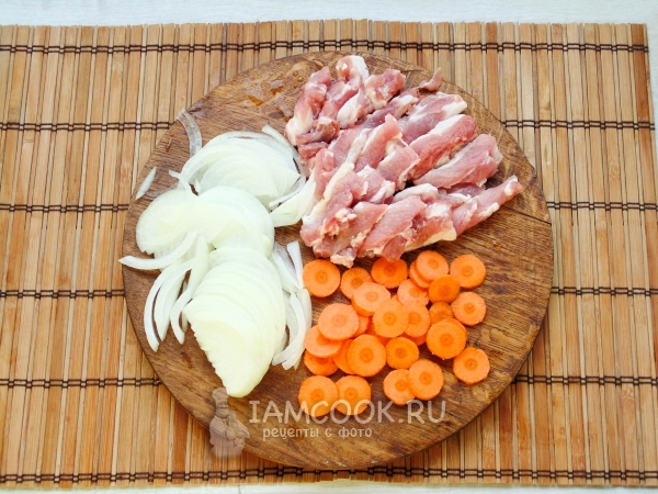Порезать мясо, лук и морковь