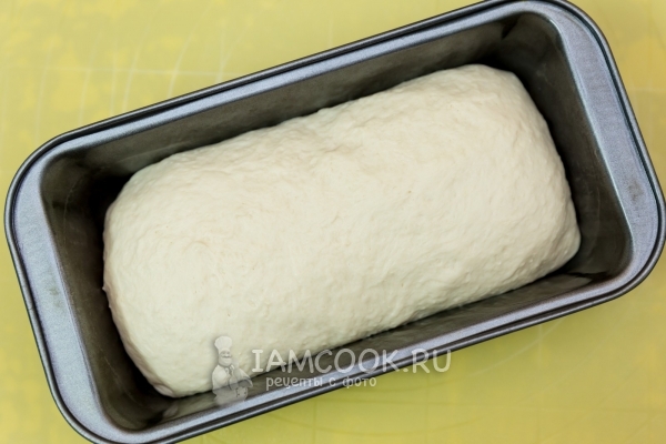 Переложить тесто в форму