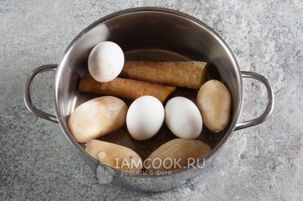 Отварить яйца, картофель и морковь