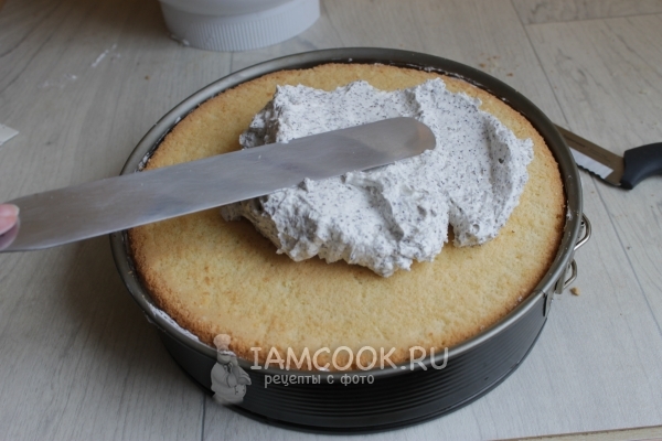 Промазать торт кремом