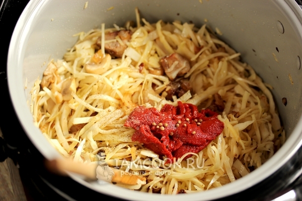 Положить томатную пасту и кориандр