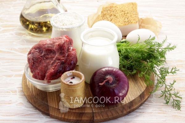 Ингредиенты для блинов с мясом и сырым лиловым луком