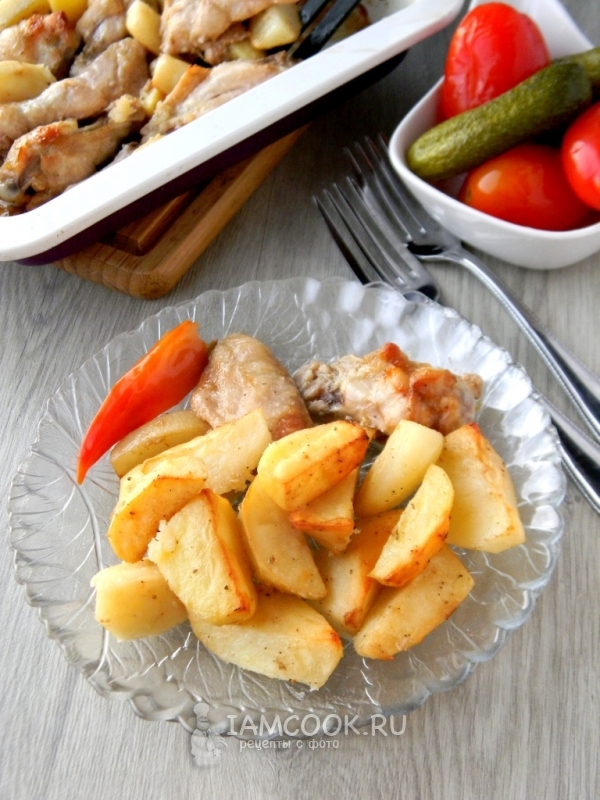 Рецепт картофеля, запеченного в духовке с курицей