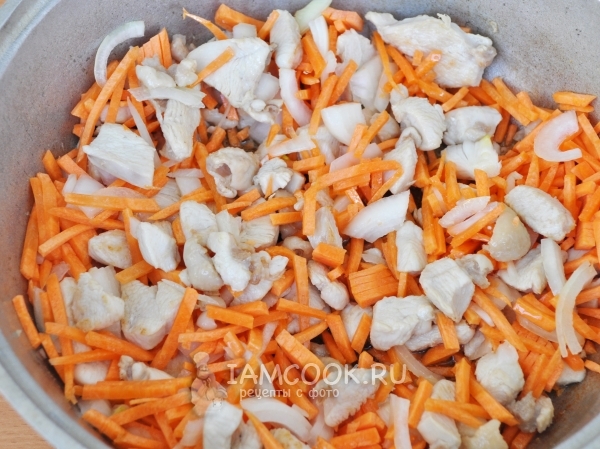 Обжарить курицу с луком и морковью