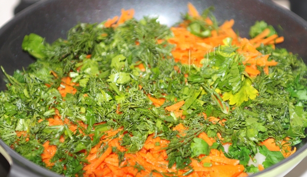 Морковь с зеленью на сковороде