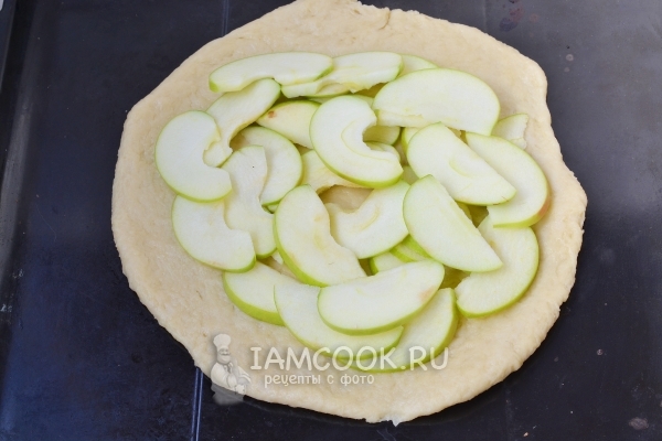 Выложить яблоки на тесто